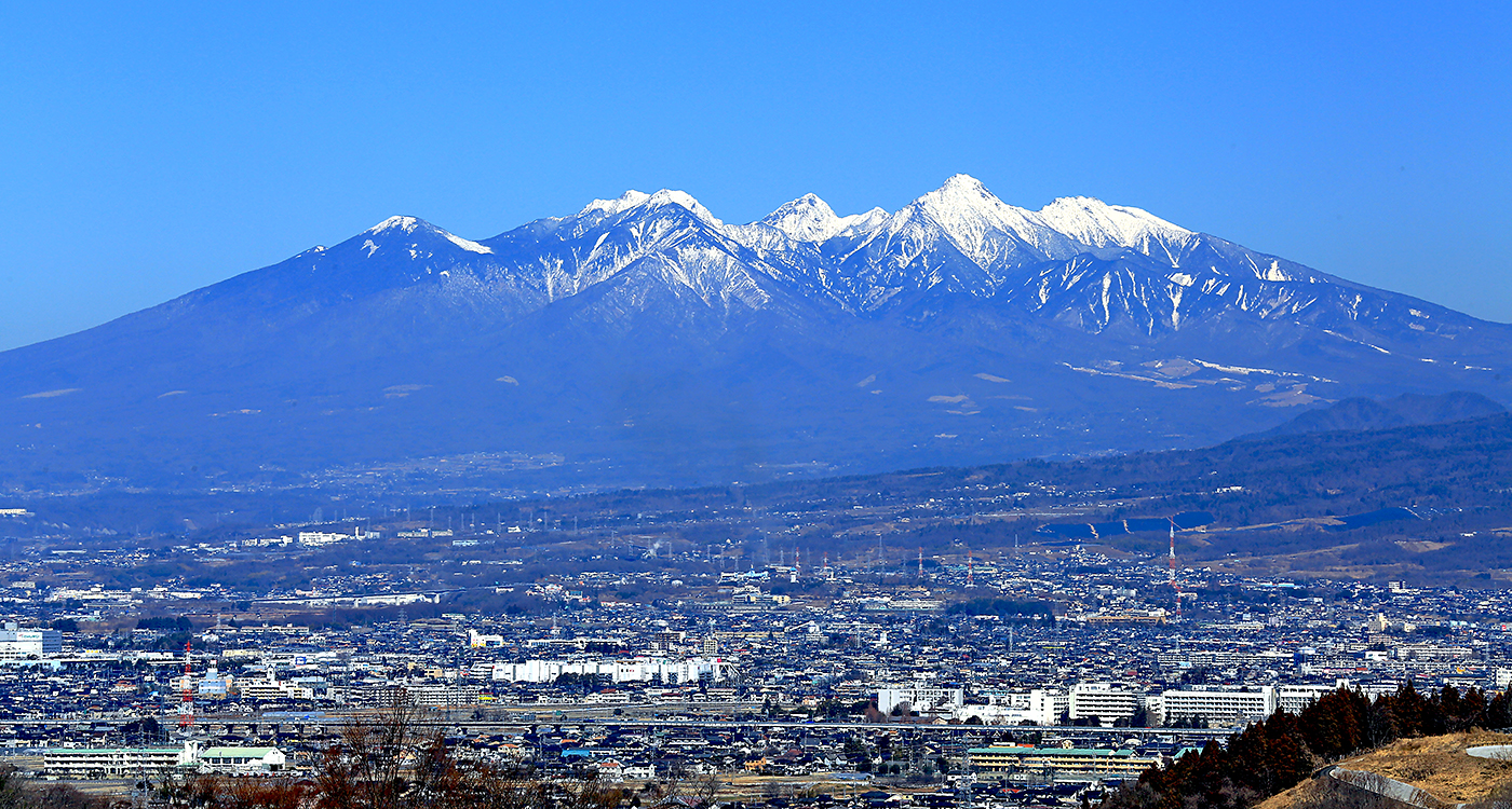 雪を冠した八ヶ岳連峰を背景に、眼下に広がる中央市