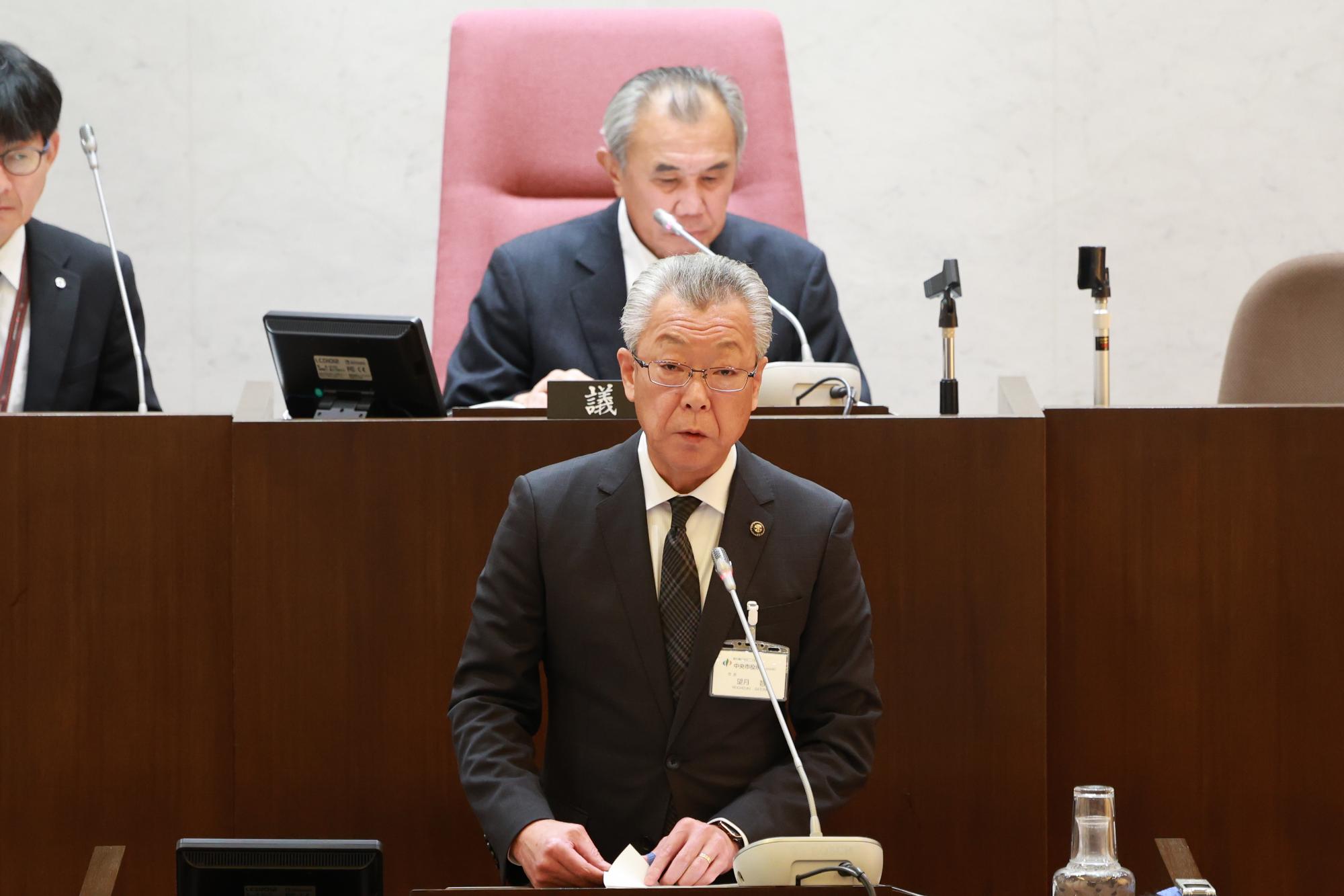 061203議会写真市長