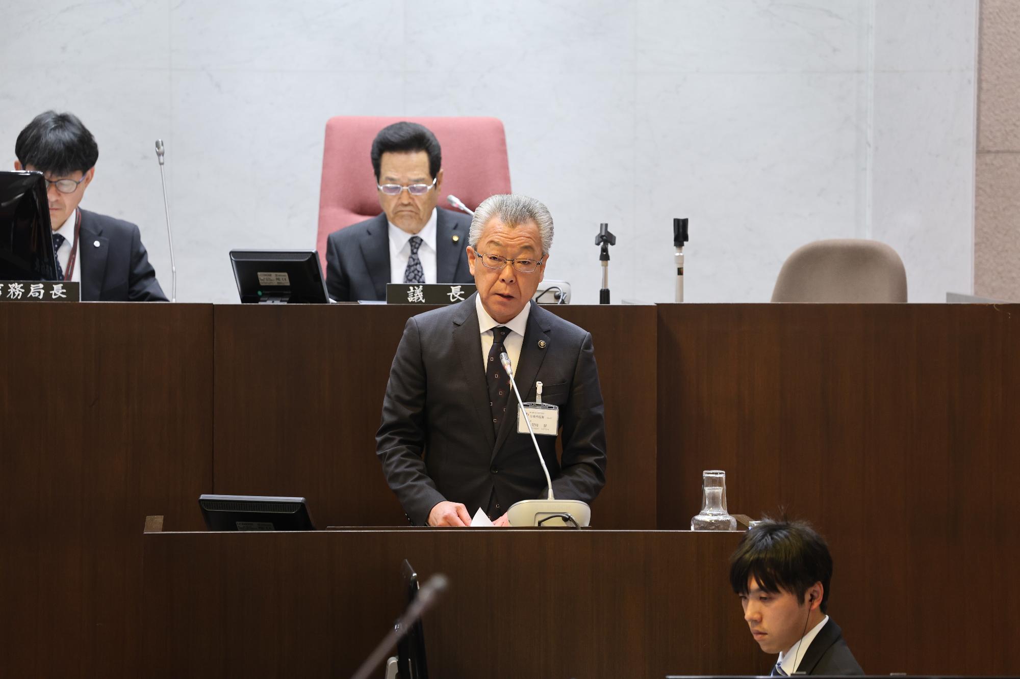 令和7年第1回定例議会市長写真